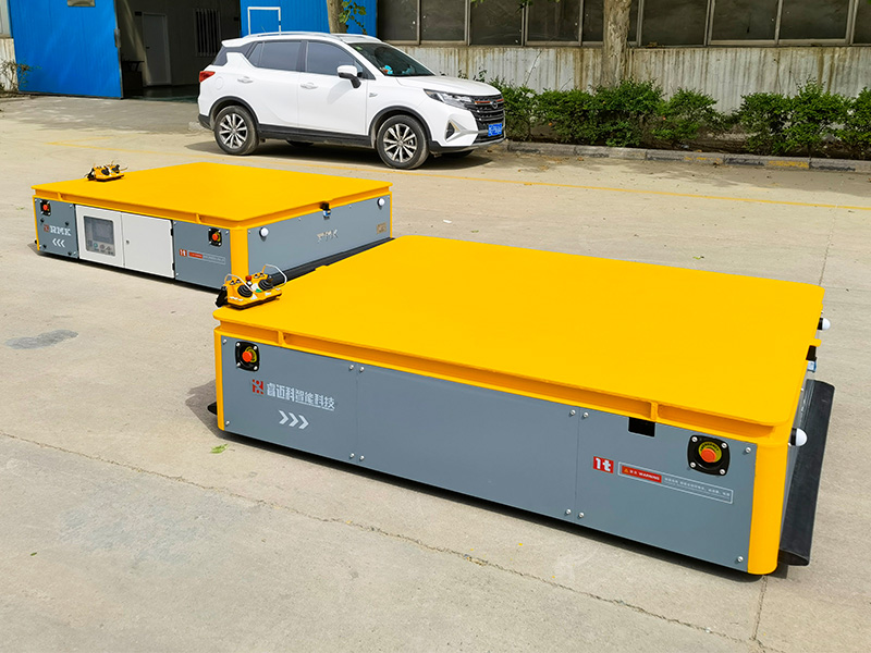 Rulning rulli aniditacective mobil telefonini olib boruvchi savat