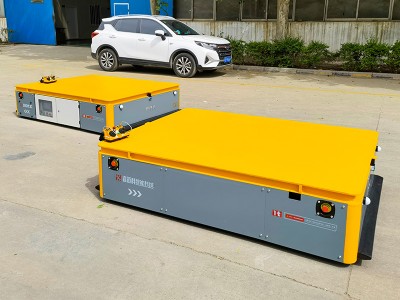 Rulning rulli aniditacective mobil telefonini olib boruvchi savat